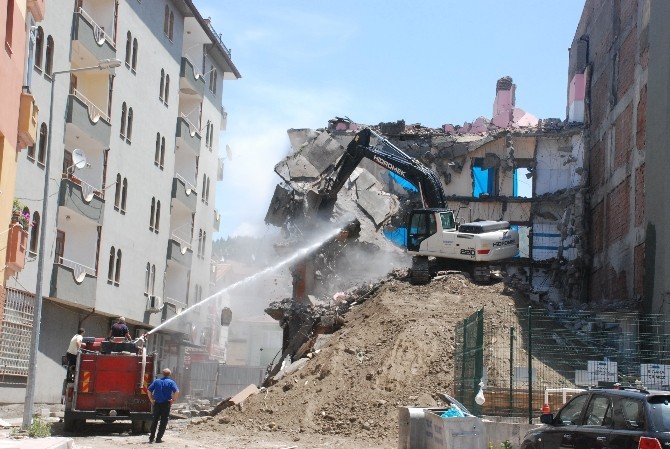 Tokat’ta 5 Katlı Binada Yıkım Çalışması