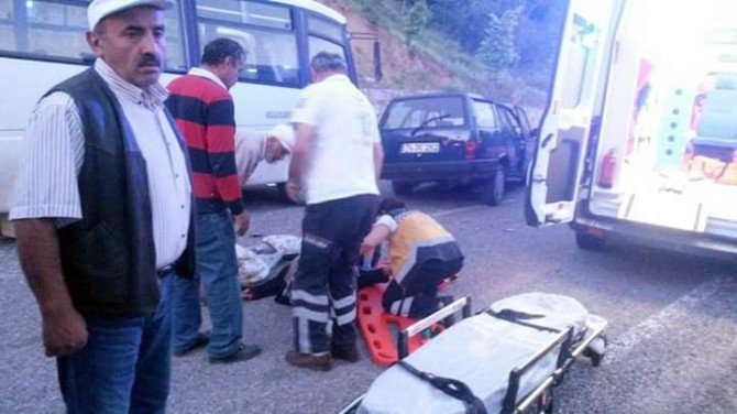 Minibüs İle Otomobil Çarpıştı: 2 Yaralı