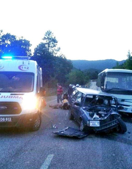 Minibüs İle Otomobil Çarpıştı: 2 Yaralı