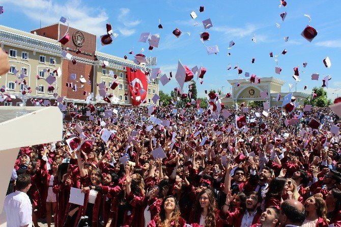 İaü’de 11’nci Mezuniyet Coşkusu