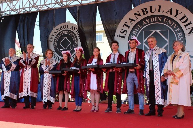 İaü’de 11’nci Mezuniyet Coşkusu