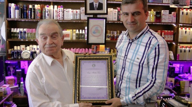 Düzce’de Yılın Ahisi Seçilen Esnafa Yemenici’den Plaket