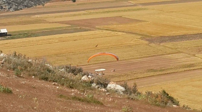 Koruma Altındaki Kızıl Şahinler Paraşütçülere Dadandı
