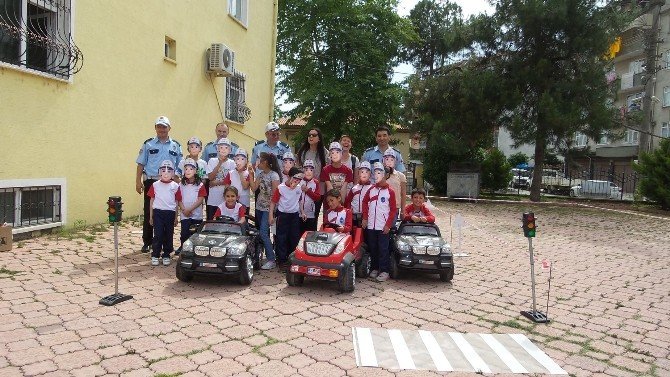 İlkokul Öğrencilerine Trafik Dedektifi Eğitimi