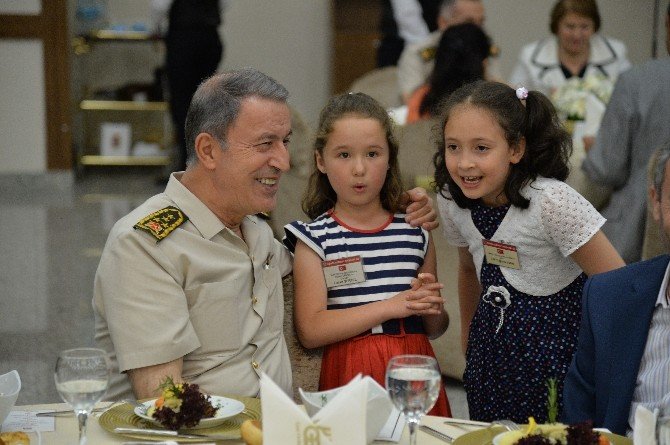 Genelkurmay Başkanı Akar, İftarda Şehit Aileleriyle Buluştu