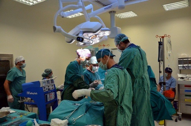 Üniversite Hastanesinde Aynı Anda İki Karaciğer Nakli Yapıldı