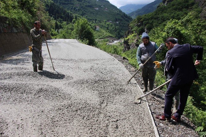 Trabzon’un En Büyük Yol Ağına Sahip İlçesi Maçka’da Yol Betonlama Çalışmaları Sürüyor