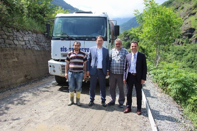 Trabzon’un En Büyük Yol Ağına Sahip İlçesi Maçka’da Yol Betonlama Çalışmaları Sürüyor