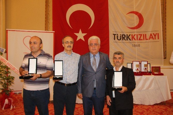 Kan Bağışçıları Ödüllendirildi