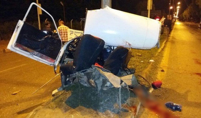 Elektrik Direğine Çarpan Otomobil İkiye Bölündü: 1 Ölü, 4 Yaralı