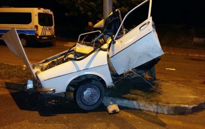 Elektrik Direğine Çarpan Otomobil İkiye Bölündü: 1 Ölü, 4 Yaralı