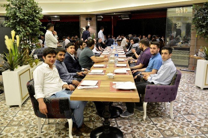Bakan Tüfenkci, Sahurda Ak Partili Gençlerle Bir Araya Geldi