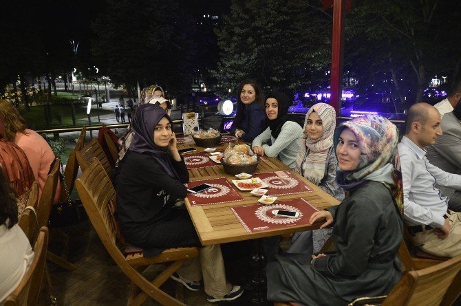 Bakan Tüfenkci, Sahurda Ak Partili Gençlerle Bir Araya Geldi