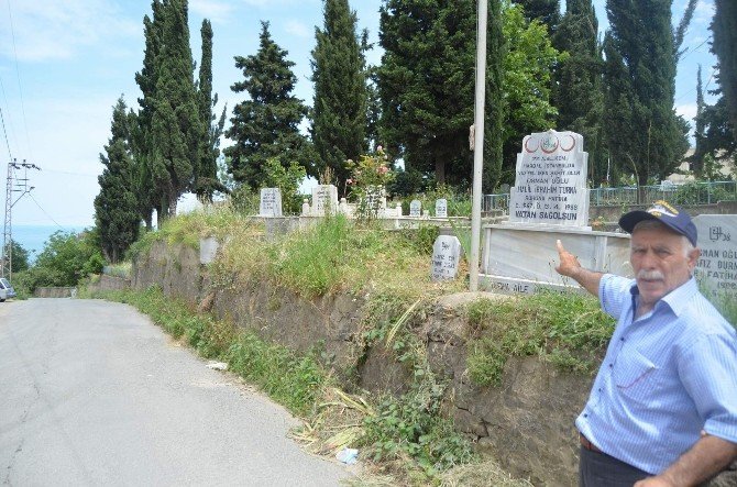 Şehit Oğlunun Mezarından Yol Geçmesini İstemiyor