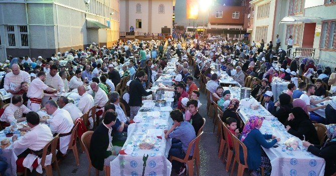 Büyükşehir İftar Sofrasını Şalpazarı İlçesine Kurdu