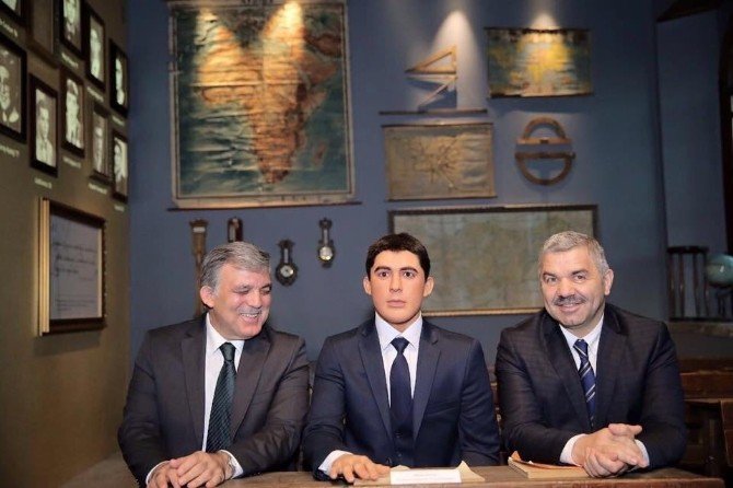 11. Cumhurbaşkanı Abdullah Gül, Öğrencilik Dönemi Balmumu Heykeliyle Fotoğraf Çektirdi
