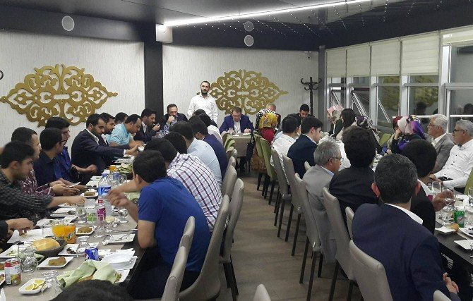 Ak Parti Genel Merkez Gençlik Kolları Başkanı Melih Ecertaş: