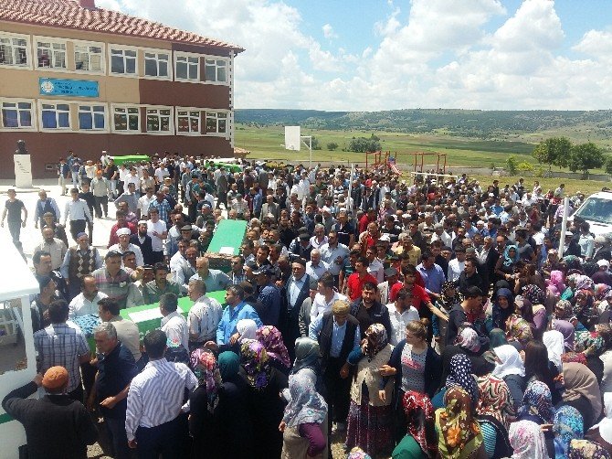 Cenazesine Gidiyorlardı, Beraber Toprağa Verildiler