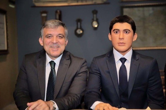 11. Cumhurbaşkanı Abdullah Gül, Öğrencilik Dönemi Balmumu Heykeliyle Fotoğraf Çektirdi