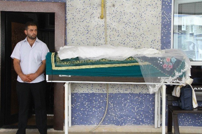 Ölen Ve Karnındaki 8.5 Aylık Bebeği Sezaryenle Alınan Anne Toprağa Verildi