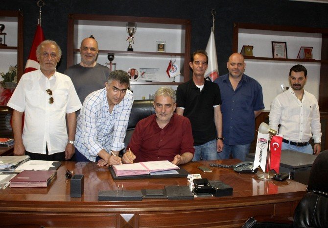 Manisaspor’da Teknik Direktör Altıparmak İmzayı Attı