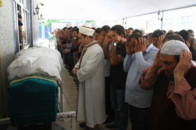 Ölen Ve Karnındaki 8.5 Aylık Bebeği Sezaryenle Alınan Anne Toprağa Verildi
