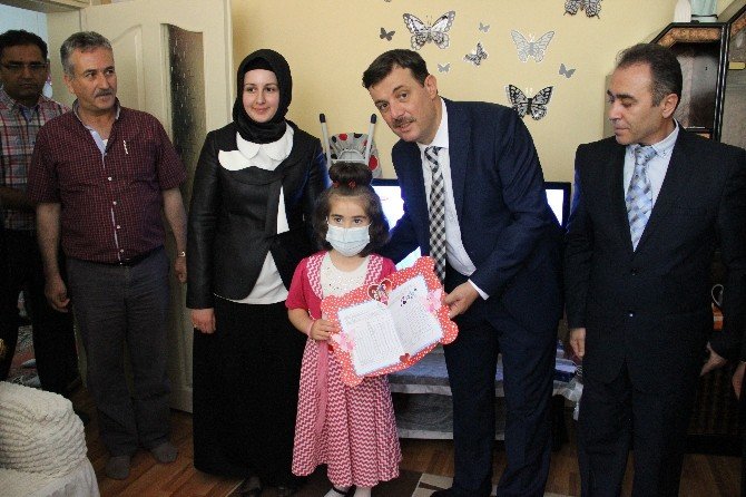 Evde Eğitim Gören Öğrencinin Karne Sevinci