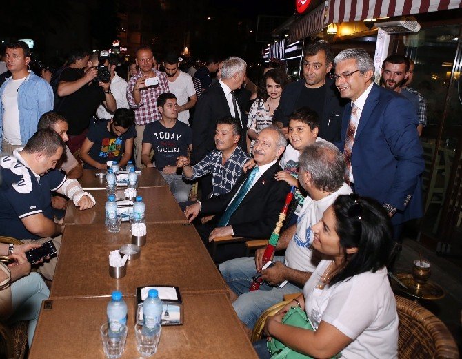 Kılıçdaroğlu Akşam Kahvesini Karşıyakalılarla İçti