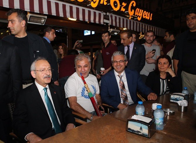 Kılıçdaroğlu Akşam Kahvesini Karşıyakalılarla İçti