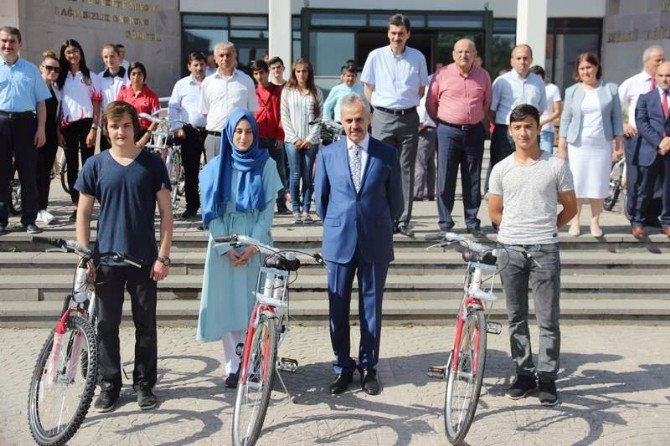 Bursa’da Yarım Milyon Öğrencinin Karne Heyecanı