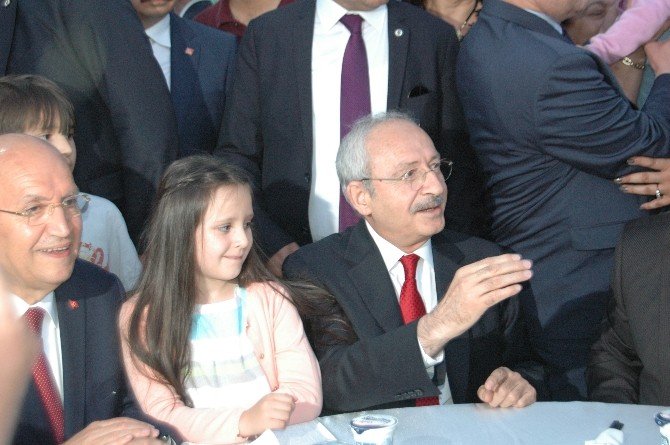 Kılıçdaroğlu, Yenimahallelilerle İftar Yemeğinde Bir Araya Geldi