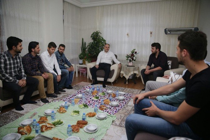 Bakan Kılıç İftarını Öğrenci Evinde Açtı