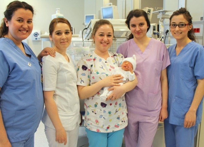 8 Günlük Ayberk Bebek Erken Tanıyla Hayata Döndü