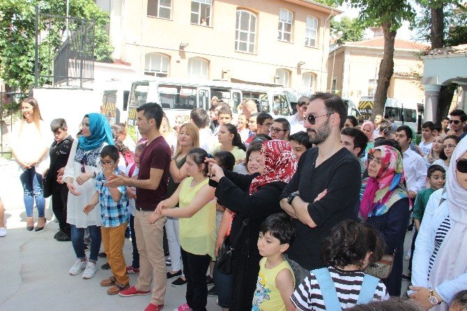 Zihinsel Engelli Öğrencilerin Karne Sevinci
