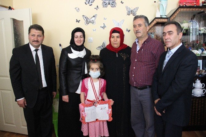 Evde Eğitim Gören Öğrencinin Karne Sevinci