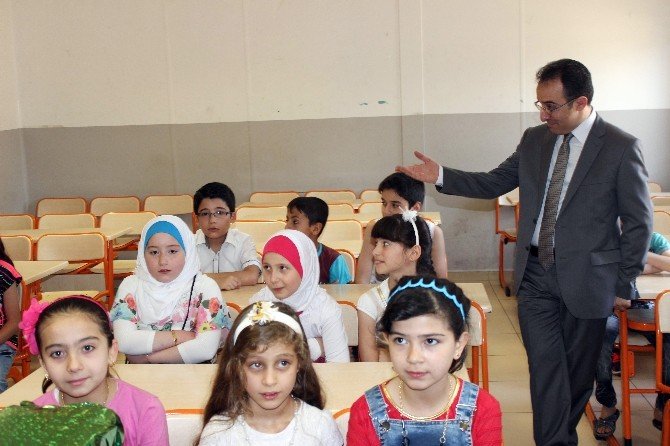 Suriyeli Çocuklar Karnelerini Aldı