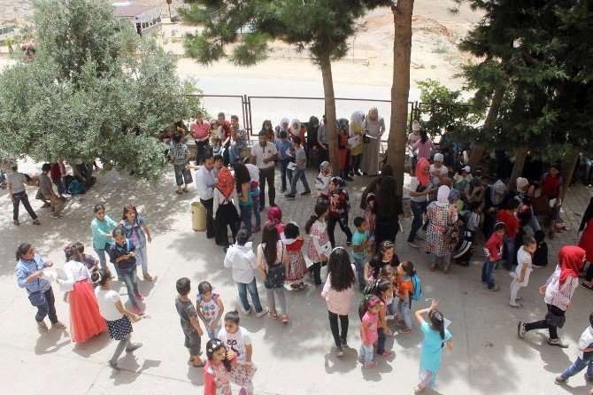 Mülteci Öğrencilerin Çifte Karne Sevinci