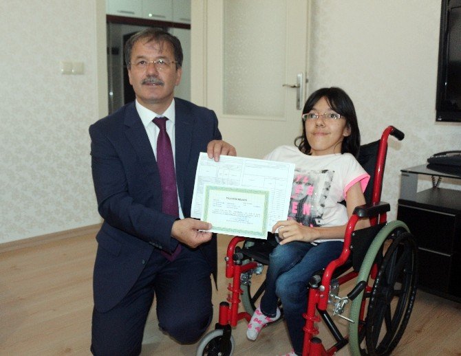 Evde Eğitim Alan Eda Ortaokuldan Mezun Oldu