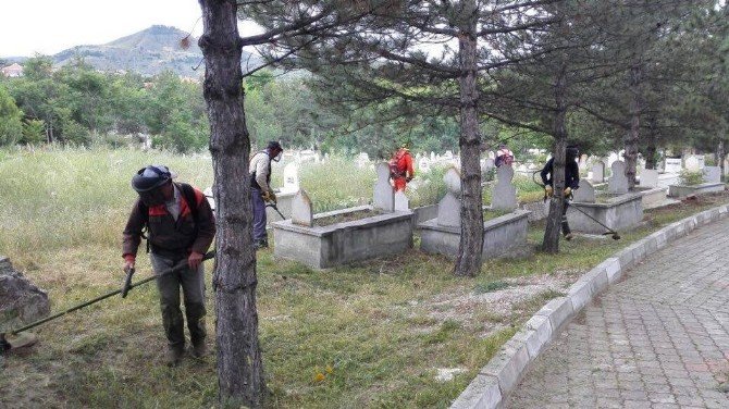 Sungurlu’da Mezarlıklarımız Bayrama Hazırlanıyor