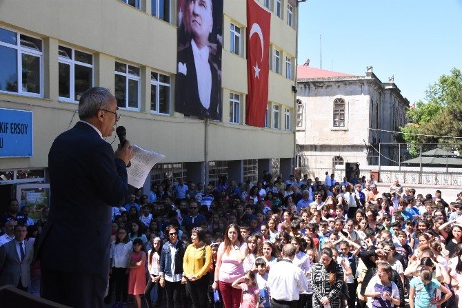 Sinop’ta Öğrenciler Karnelerini Aldı