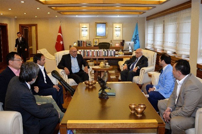 Bestecisi ’Dombra’yı Bakan Avcı İçin Çaldı