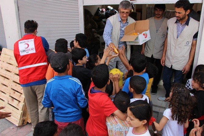 Türk Kızılayı’ndan Mültecilere Bir Tır Dolusu Yardım