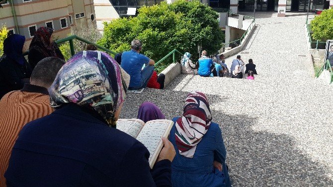 Lys’ye Giren Öğrenciler Salonda, Veliler Dışarıda Ter Döktü