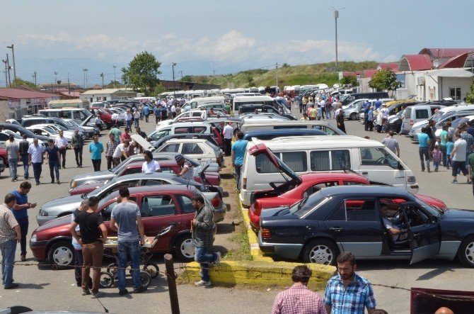 Ramazan Ayı Ve Aşırı Sıcağa Rağmen Araba Pazarı Hareketli