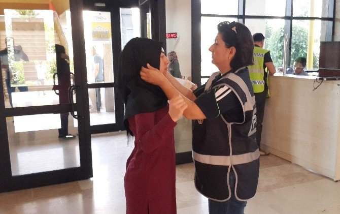 Lys’ye Giren Öğrenciler Salonda, Veliler Dışarıda Ter Döktü