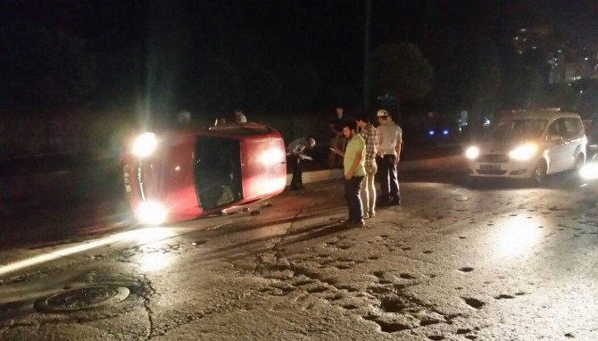 Kaldırıma Çıkan Otomobil Devrildi: 2 Yaralı