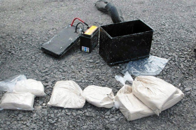 Kamyonetin Aküsüne Gizlenmiş 5 Kilo Eroin Ele Geçirildi