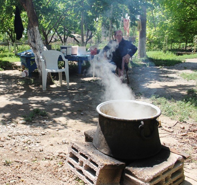Dut Pekmezi Oruçluların Vazgeçilmezi Oldu