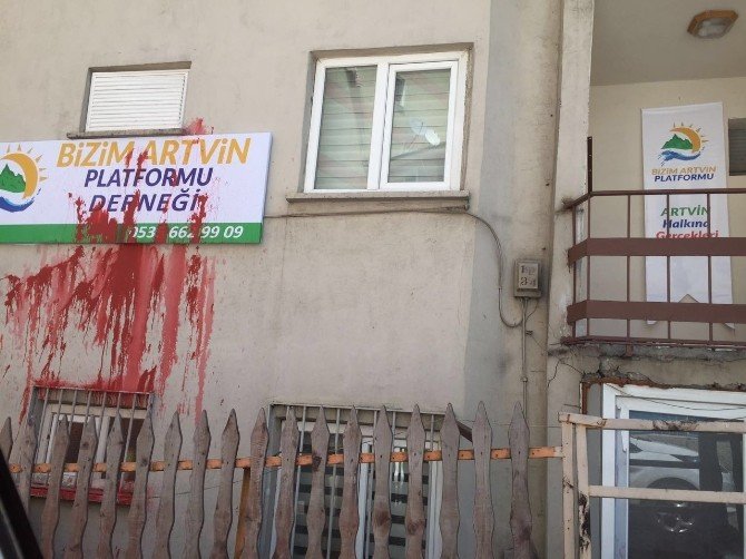 Bizim Artvin Platformu Derneği’ne Kırmızı Boyalı Saldırı