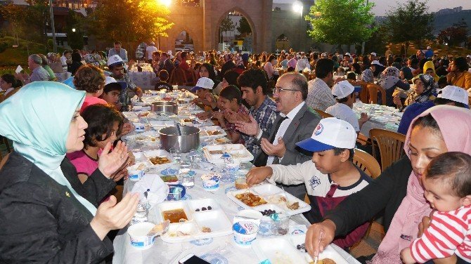 Ümmetin Renkleri Bir Arada Oruç Açtı